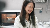 Sebagai peserta MasterChef Indonesia, Rebecca memang handal memasak. Di rumahnya, ia seringkali memasak dan begitu memerhatikan kelengkapan di dapurnya. Foto: Instagram/beccamci7