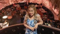 Rebecca pernah menyambangi kafe di bawah gua yang kini telah berhenti beroperasi. Sempat mengabadikan foto di sana, momen makan malamnya itu begitu istimewa. Foto: Instagram/beccamci7