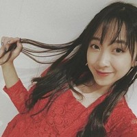 Kain yang dikenakan personel Secret Number itu juga sama persis dengan yang dikenakannya saat menyambut Jokowi. Foto: dok. Instagram @ditakarang