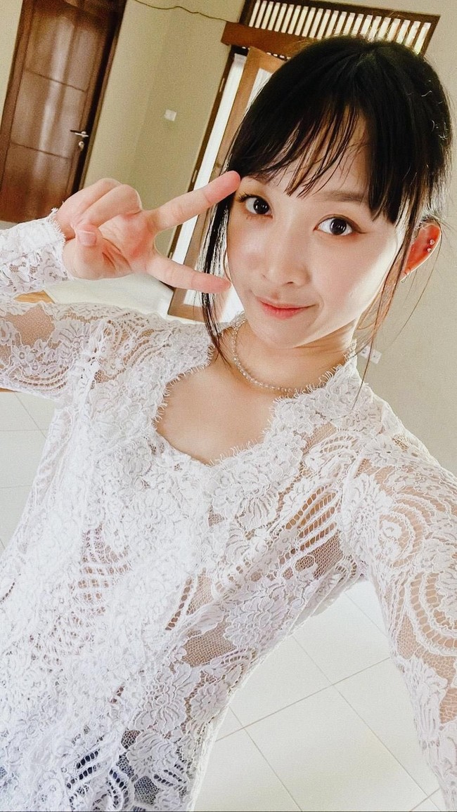 Dalam foto lain yang beredar, Dita Karang tampil anggun dalam balutan kebaya putih. Foto ini diambil di Indonesia sebelum Dita Karang bertolak ke Korea Selatan. Foto: dok. Instagram @ditakarang