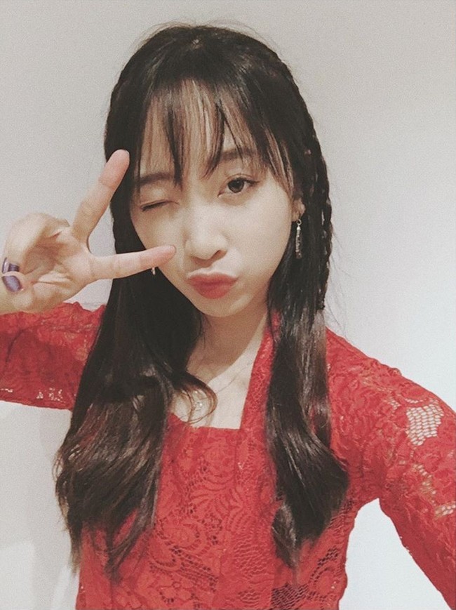 Kebaya merah tersebut pernah dikenakan Dita Karang dalam salah satu unggahan Instagram-nya sebelum debut pada 2020. Foto: dok. Instagram @ditakarang