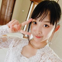 Dalam foto lain yang beredar, Dita Karang tampil anggun dalam balutan kebaya putih. Foto ini diambil di Indonesia sebelum Dita Karang bertolak ke Korea Selatan. Foto: dok. Instagram @ditakarang