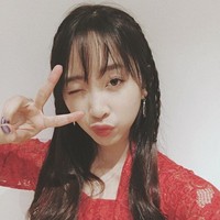 Kebaya merah tersebut pernah dikenakan Dita Karang dalam salah satu unggahan Instagram-nya sebelum debut pada 2020. Foto: dok. Instagram @ditakarang