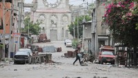 Tampak suasana Kota Port-au-Prince mencekam, kerusakan di mana-mana.