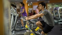 Gym/fitness center UPH berlokasi di antara lapangan basket dan kolam renang. Sarana ini dibuka Senin-Sabtu untuk warga kampus. Foto: UPH