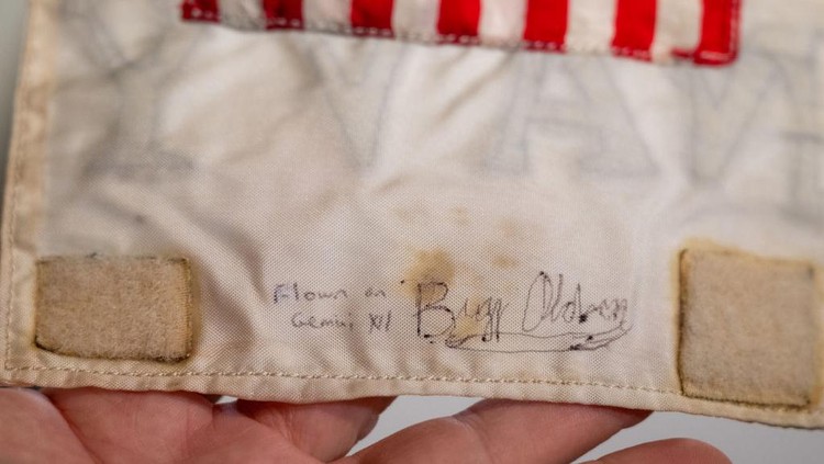 Ini Jaket Buzz Aldrin di Misi Apollo 11 yang Laku Dilelang Rp 41 Miliar NEW YORK, NEW YORK - JULY 21: A woman takes a photo of Buzz Aldrins Inflight Coverall Jacket during the Apollo 11 mission is on display during a press preview at Sothebys on July 21, 2022 in New York City. Buzz Aldrins inflight jacket along with other pieces from his collection will be auctioned on July 26, 2022. (Photo by Alexi Rosenfeld/Getty Images)