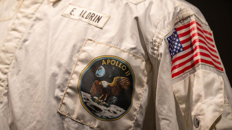 Ini Jaket Buzz Aldrin di Misi Apollo 11 yang Laku Dilelang Rp 41 Miliar NEW YORK, NEW YORK - JULY 21: A woman takes a photo of Buzz Aldrins Inflight Coverall Jacket during the Apollo 11 mission is on display during a press preview at Sothebys on July 21, 2022 in New York City. Buzz Aldrins inflight jacket along with other pieces from his collection will be auctioned on July 26, 2022. (Photo by Alexi Rosenfeld/Getty Images)