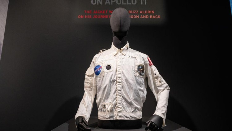 Ini Jaket Buzz Aldrin di Misi Apollo 11 yang Laku Dilelang Rp 41 Miliar NEW YORK, NEW YORK - JULY 21: A woman takes a photo of Buzz Aldrins Inflight Coverall Jacket during the Apollo 11 mission is on display during a press preview at Sothebys on July 21, 2022 in New York City. Buzz Aldrins inflight jacket along with other pieces from his collection will be auctioned on July 26, 2022. (Photo by Alexi Rosenfeld/Getty Images)