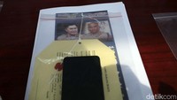 Salah satu bukti berupa handphone disita dari tersangka. Kabid Humas Polda Metro Jaya Kombes Endra Zulpan mengatakan AH menggunakan akun Snack Video untuk menyebarkan berita bohong dan ujaran kebencian. 