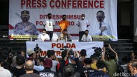 Tersangka AH ditunjukkan saat konfrensi pers terkait berita bohong atau ujaran kebencian di Polda Metro Jaya, Jakarta, Kamis (28/7/2022).