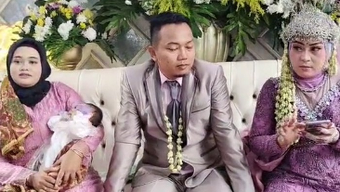 Istri tua mendampingi pernikahan suami dengan istri muda viral di media sosial.
