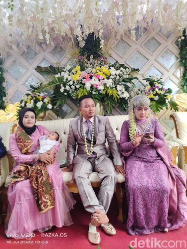 Istri tua mendampingi pernikahan suami dengan istri muda viral di media sosial.
