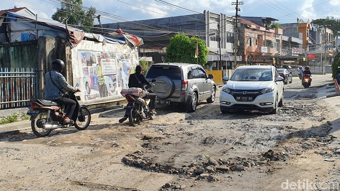 Jalan rusak di Pekanbaru.