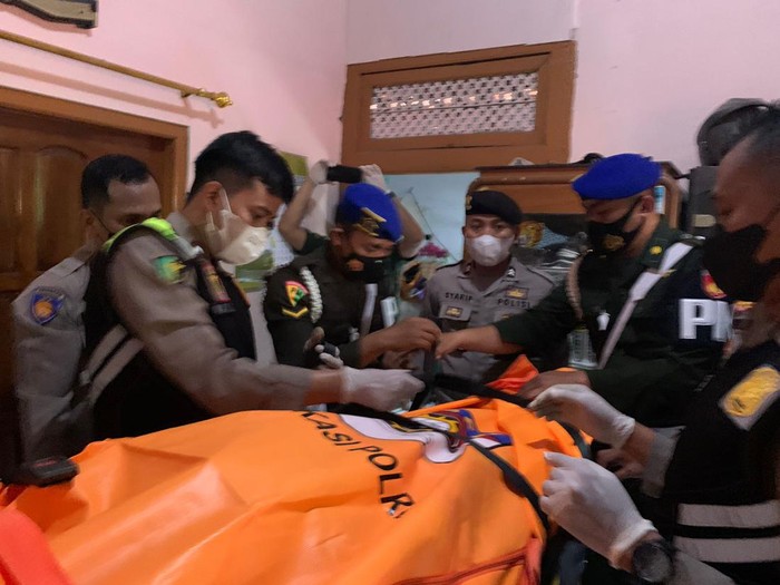Jenazah Kopda M di rumah orang tuanya di Kendal, Kamis (28/7/2022). Jenazah Kopda M di rumah orang tuanya di Kendal, Kamis (28/7/2022).