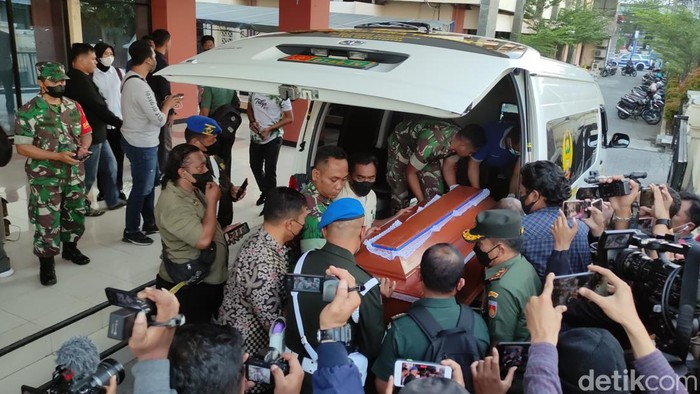 Jenazah Kopda Muslimin dibawa dari RS Bhayangkara Semarang menuju Kendal untuk dimakamkan, Kamis (28/7/2022) sore.