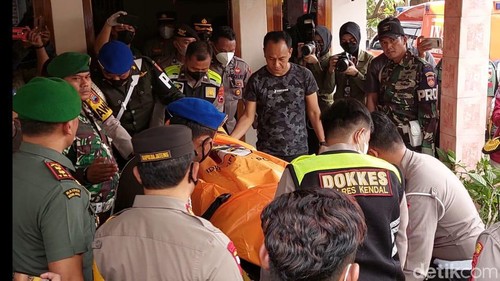 Jenazah Kopda Muslimin dibawa dari rumah ortunya di Kendal, Kamis (28/7/2022).