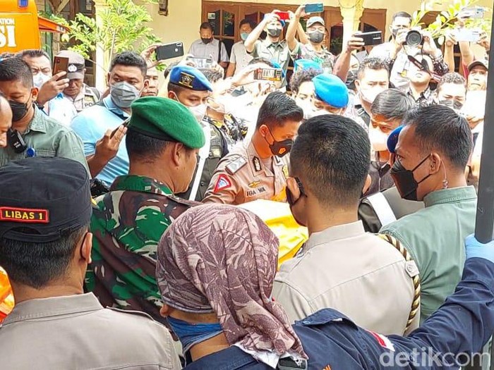 Jenazah Kopda Muslimin dibawa dari rumah ortunya di Kendal, Kamis (28/7/2022).