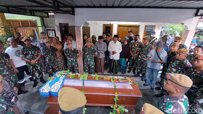 Jenazah Kpda Muslimin tiba di rumah duka.