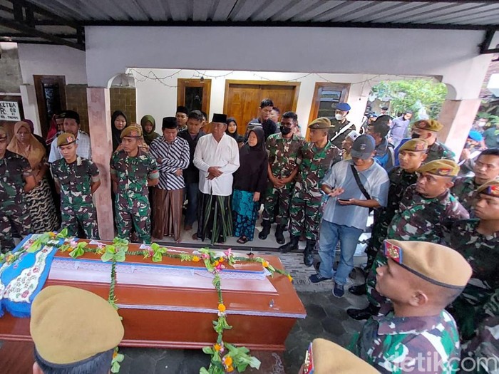 Jenazah Kpda Muslimin tiba di rumah duka.
