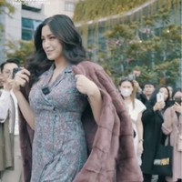 Dengan penuh percaya diri Jessica memperlihatkan kepiawaiannya catwalk di depan banyak orang yang hadir di sana. Jessica tampak beberapa kali bolak-balik menyebrangi zebra cross Citayam Fashion Week. Foto: Instagram/@inijedar