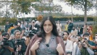 Jessica Iskandar si hot mom berpose di Citayam Fashion Week. Foto: Instagram/@inijedar