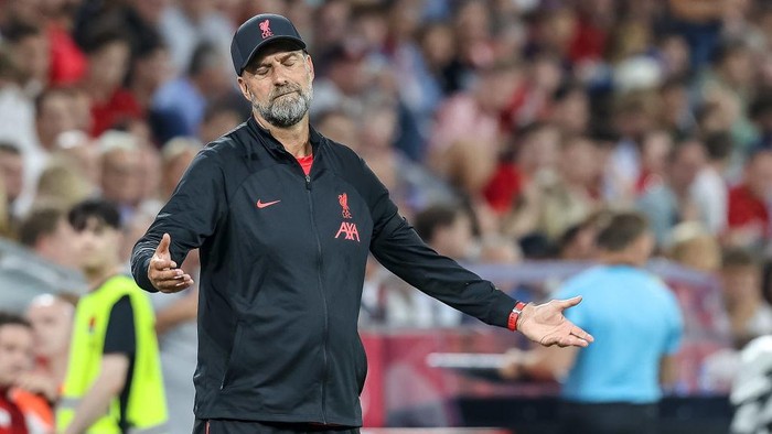 SALZBURG, AUSTRIA - JULY 27: head coach Juergen Klopp of Liverpool FC gestures during the pre-season friendly match between FC Red Bull Salzburg and FC Liverpool at Red Bull Arena on July 27, 2022 in Salzburg, Austria. (Photo by Roland Krivec/DeFodi Images via Getty Images)