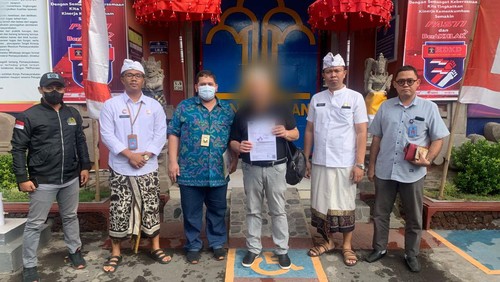 Karl Gunther Meyer seorang WNA Jerman narapidana kasus penipuan di Lapas Kelas IIB Singaraja dibebaskan melalui program asimilasi di rumah, Kamis (28/7/2022).