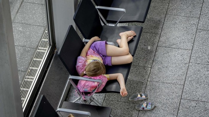 Karyawan Lufthansa Mogok Kerja, Penumpang Terlantar Passengers queue at check in counters at the international airport in Frankfurt, Germany, Wednesday, July 27, 2022. Lufthansa went for a 24-hours-strike on Wednesday, most of the Lufthansa flights had to be cancelled. (AP Photo/Michael Probst)