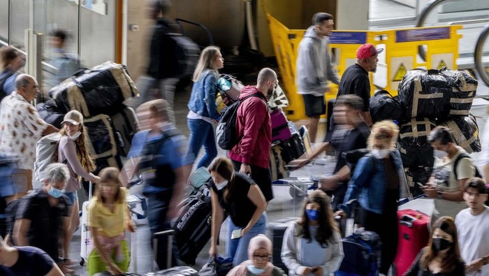 Karyawan Lufthansa Mogok Kerja, Penumpang Terlantar Passengers queue at check in counters at the international airport in Frankfurt, Germany, Wednesday, July 27, 2022. Lufthansa went for a 24-hours-strike on Wednesday, most of the Lufthansa flights had to be cancelled. (AP Photo/Michael Probst)
