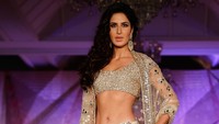 Katrina Kaif melaporkan dugaan penguntitan itu ke polisi. Ia bersama sang suami yang juga seorang aktor, Vicky Kaushal mengajukan pengaduan di Santacruz Mumbai. Foto: Getty Images/Chirag Wakaskar
