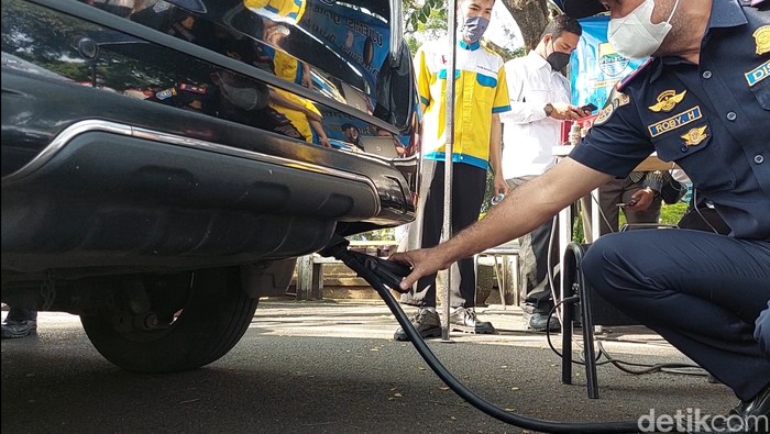 Kegiatan Uji Emisi Gratis di Lapangan Parkir Balai Kota Bandung Kegiatan Uji Emisi Gratis di Lapangan Parkir Balai Kota Bandung