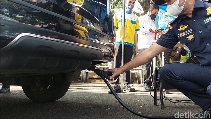 Kegiatan Uji Emisi Gratis di Lapangan Parkir Balai Kota Bandung
