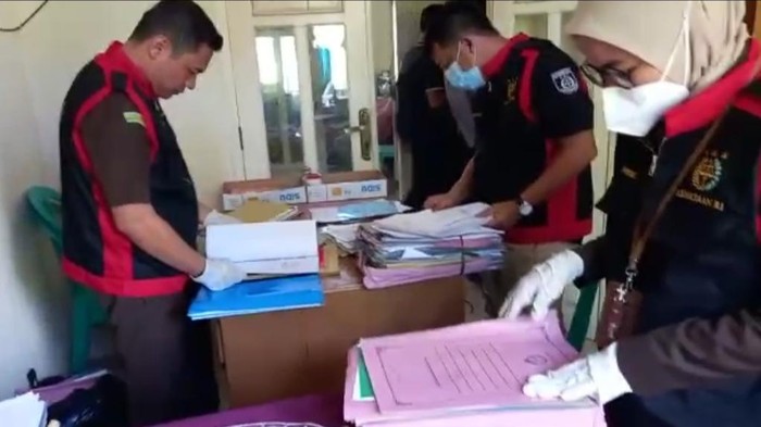 Kejari Bengkulu Selatan menggeledah kantor Baznas.