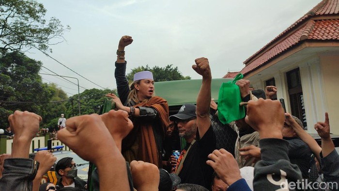 Kepalan tangan Habib Bahar bin Smith usia dituntut 5 tahun penjara Kepalan tangan Habib Bahar bin Smith usia dituntut 5 tahun penjara