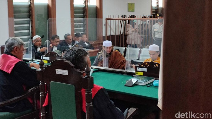 Kepalan tangan Habib Bahar bin Smith  usia dituntut 5 tahun penjara Kepalan tangan Habib Bahar bin Smith  usia dituntut 5 tahun penjara