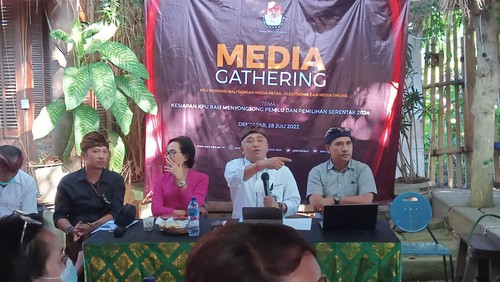 Ketua KPU Bali (tengah) I Dewa Agung Lindartawan.