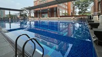 Warga kampus UPH juga bisa menggunakan kolam renang olympic size di samping gedung D atau belakang gym. Sarana olahraga UPH ini juga dibuka setiap hari. Foto: Trisna Wulandari