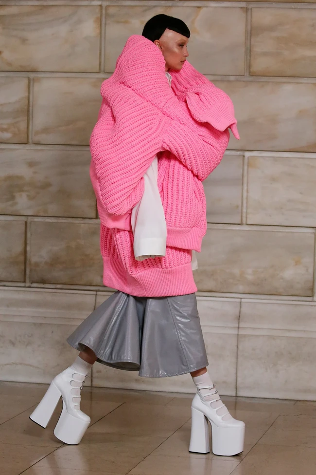 Inilah koleksi busana Marc Jacobs Fall/Winter 2022 yng ditampilkan dalam fashion show di New York Public Library. Foto: Dok. Marc Jacob.