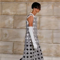 Inilah koleksi busana Marc Jacobs Fall/Winter 2022 yng ditampilkan dalam fashion show di New York Public Library. Foto: Dok. Marc Jacob.