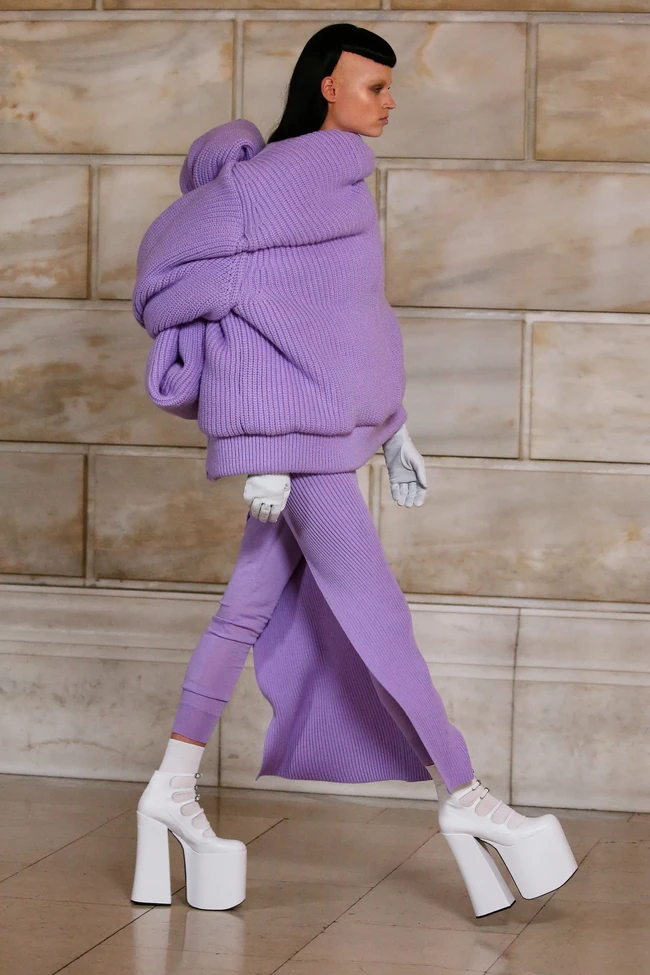 Inilah koleksi busana Marc Jacobs Fall/Winter 2022 yng ditampilkan dalam fashion show di New York Public Library. Foto: Dok. Marc Jacob.