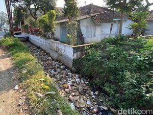 Jorok! Drainase di Jalan Majalaya-Rancaekek Dipenuhi Sampah
