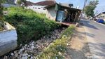 Jorok! Drainase di Jalan Majalaya-Rancaekek Dipenuhi Sampah