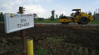 Pekerja terpantau masih hilir mudik setiap hari di lokasi proyek. Pembangunan proyek jalan Tol Yogyakarta-Bawen dimulai pada 1 Maret 2022 lalu, dan akan dilanjutkan hingga seksi 6.  