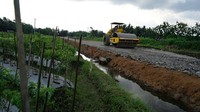 Alat berat melakukan pengerasan tanah dalam tahap konstruksi. Proses konstruksi jalan Tol Yogyyakarta-Bawen Seksi 1 yang meliputi wilayah Kalurahan Tirtoadi hingga Kaluran Banyurejo sepanjang 8,25 kilometer itu ditargetkan selesai pada 2024 mendatang.   