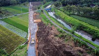 Jalan tol dilihat dari atas, tampak pembangunan jalan tol beririsan dengan sawah dan sungai. Jalan Tol Yogyakarta-Bawen nantinya akan memiliki panjang 76 kilometer membentang dari Sleman hingga Bawen.  