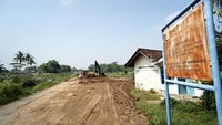Sebuah bangunan terlihat masih belum dirobohkan dan mepet proyek jalan tol. Dalam perencanaannya, Tol Yogya-Bawen sepanjang 6,31 km akan dibangun secara elevated, 69,51 km dibangun sejajar dengan tanah (at grade), dan 0,5 km akan melalui terowongan (tunnel).
