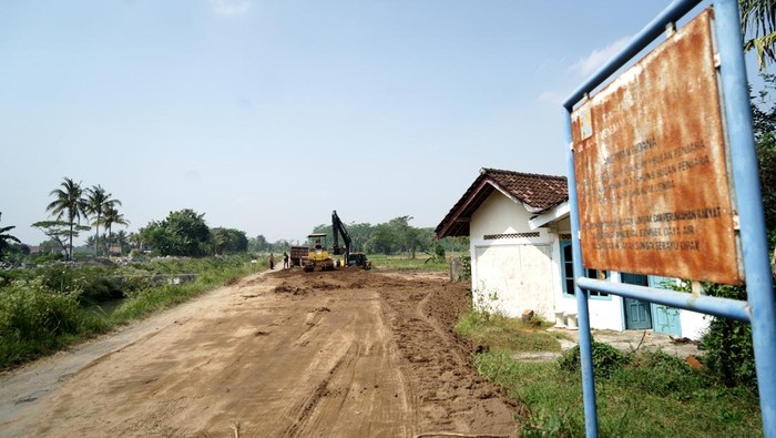 Pekerja mengoperasikan alat berat saat proses pengerasan tanah di lokasi pembangunan Tol Yogyakarta-Bawen Seksi 1 di Seyegan, Sleman, D.I Yogyakarta, Rabu (27/7/2022). Jalan Tol Yogyakarta-Bawen nantinya akan memiliki panjang 76 kilometer membentang dari Sleman hingga Bawen. ANTARA FOTO/Andreas Fitri Atmoko/wsj.