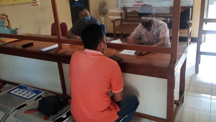 Korban saat melaporkan kasus dugaan penggelapan mobil di Polsek Panjatan, Kulon Progo, Kamis (28/7/2022).