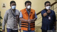 Tersangka kasus dugaan korupsi pembangunan Stadion Mandala Krida itu juga diborgol.