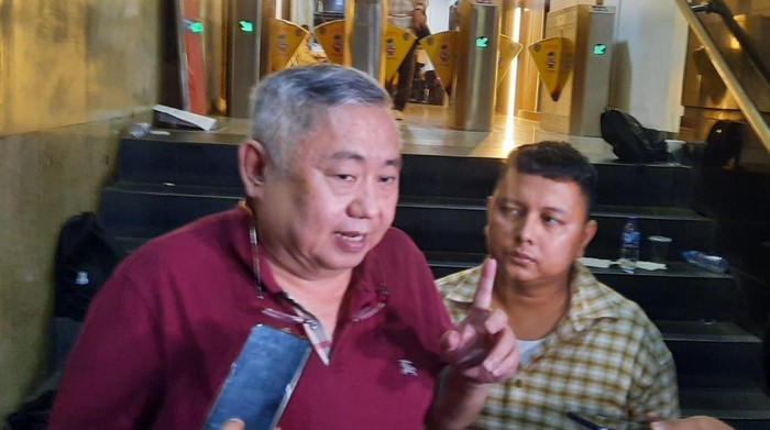 Lieus Sungkharisma (berkaus merah) datang ke Polda Metro Jaya untuk memberi dukungan kepada Roy Suryo yang diperiksa sebagai tersangka kasus meme stupa Borobudur, Kamis (28/7/2022).